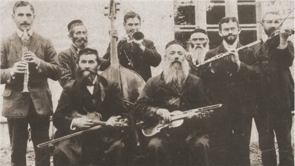 Eine Gruppe Musiker mit ihren Instrumenten