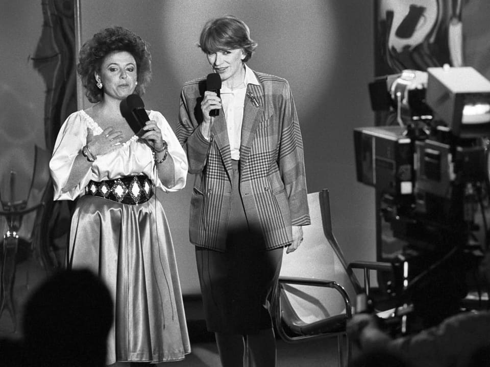 Die TV-Moderatorin Heidi Abel mit der Saengerin Nella Martinetti anlaesslich einer Fernsehsendung, aufgenommen 1986.