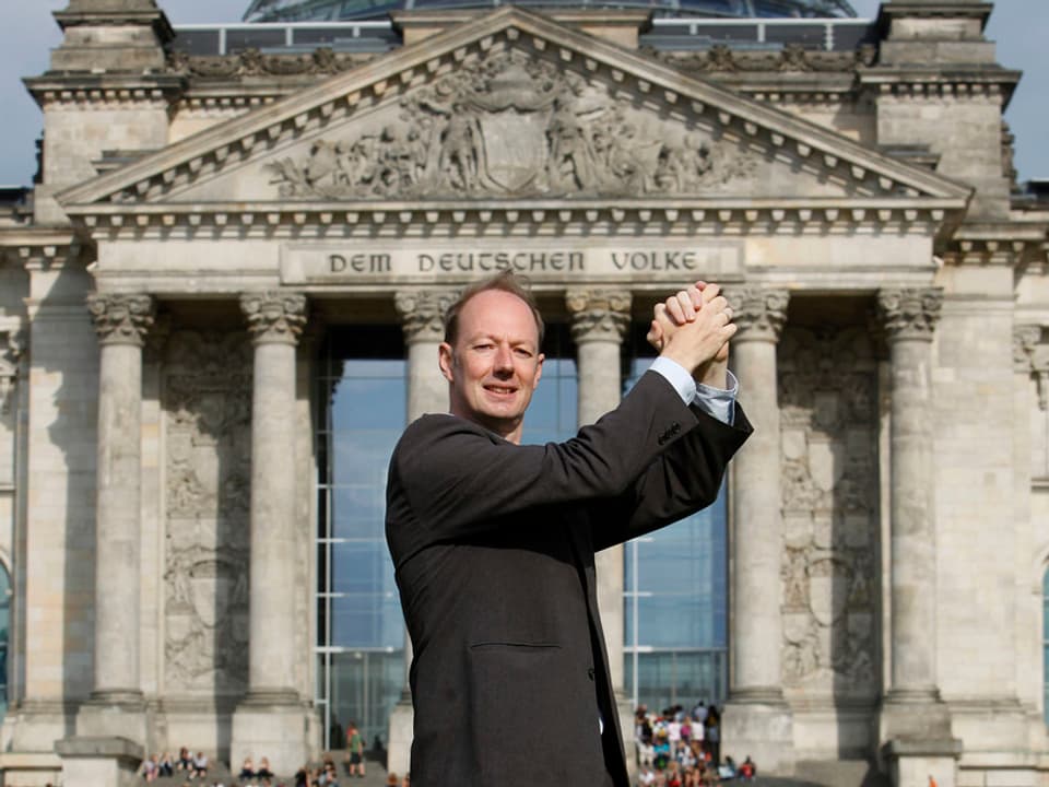Martin Sonneborn vor dem deutschen Reichstag.