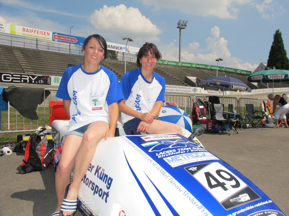  Sophia Kirchhofer und Anna Burkard auf ihrer LCT Suzuki 