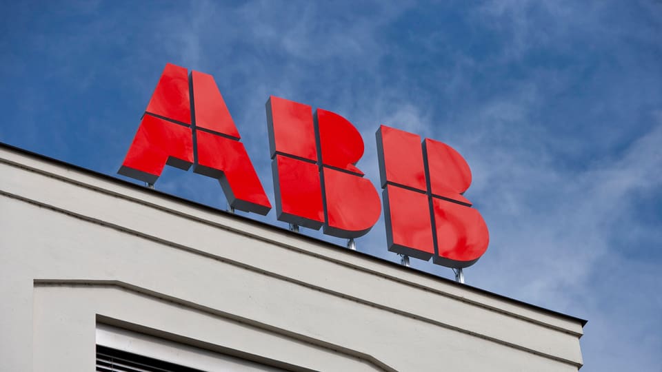 Schild der ABB auf dem Dach am Standort Baden. 