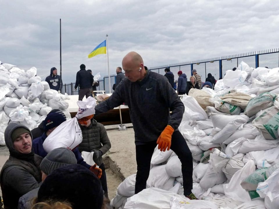 Freiwillige füllen in Odessa Sandsäcke, um Barrikaden zu errichten