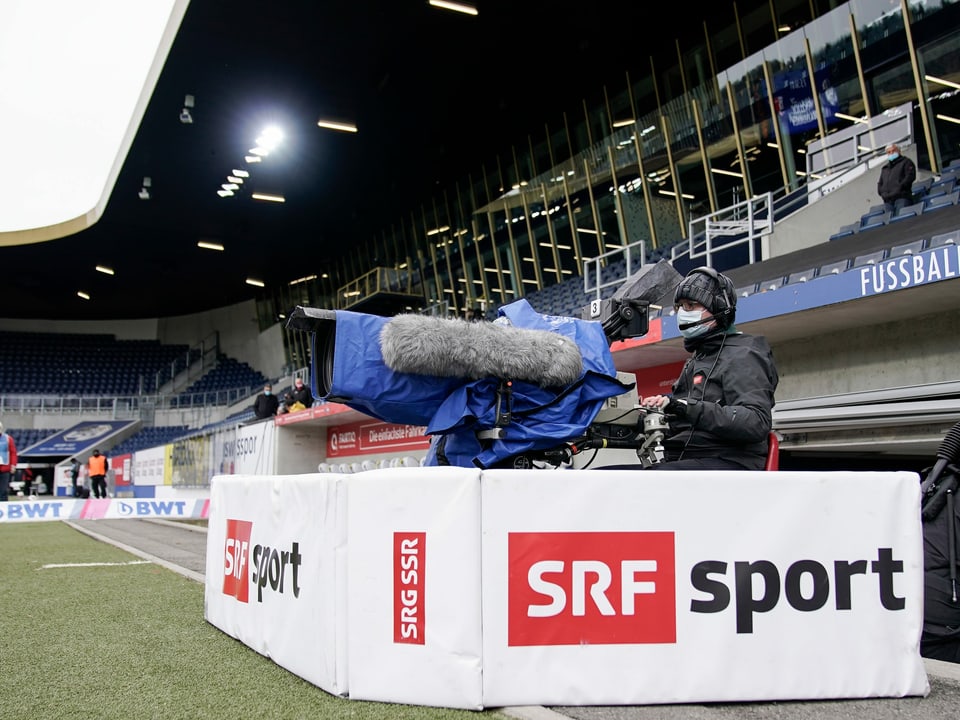 SRF-Kameramann im Luzerner Fussballstadion