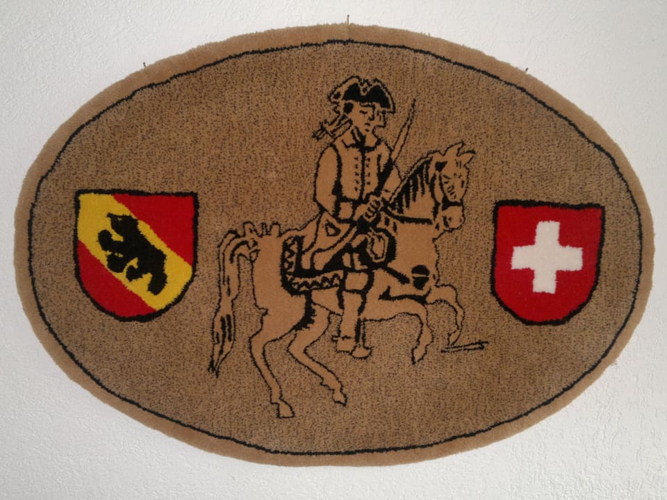 Ovale Jassunterlage mit Berner und Schweizer Wappen. In der Mitte ein Reiter.