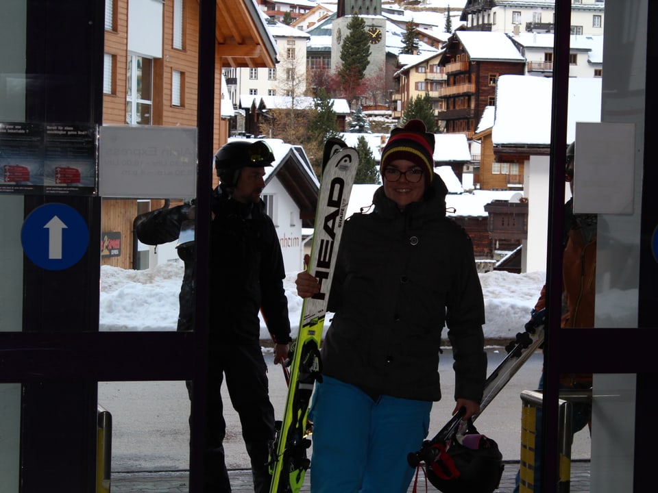Skifahrer beim Eingang der Bergbahnen