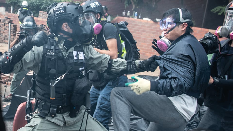 Polizist schlägt Demonstrant