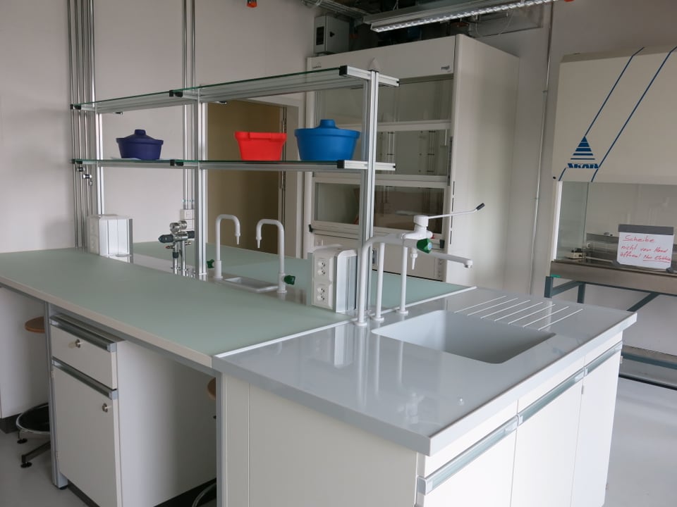 Druckarmaturen in einem Labor vom neuen Forschungsgewächshaus.
