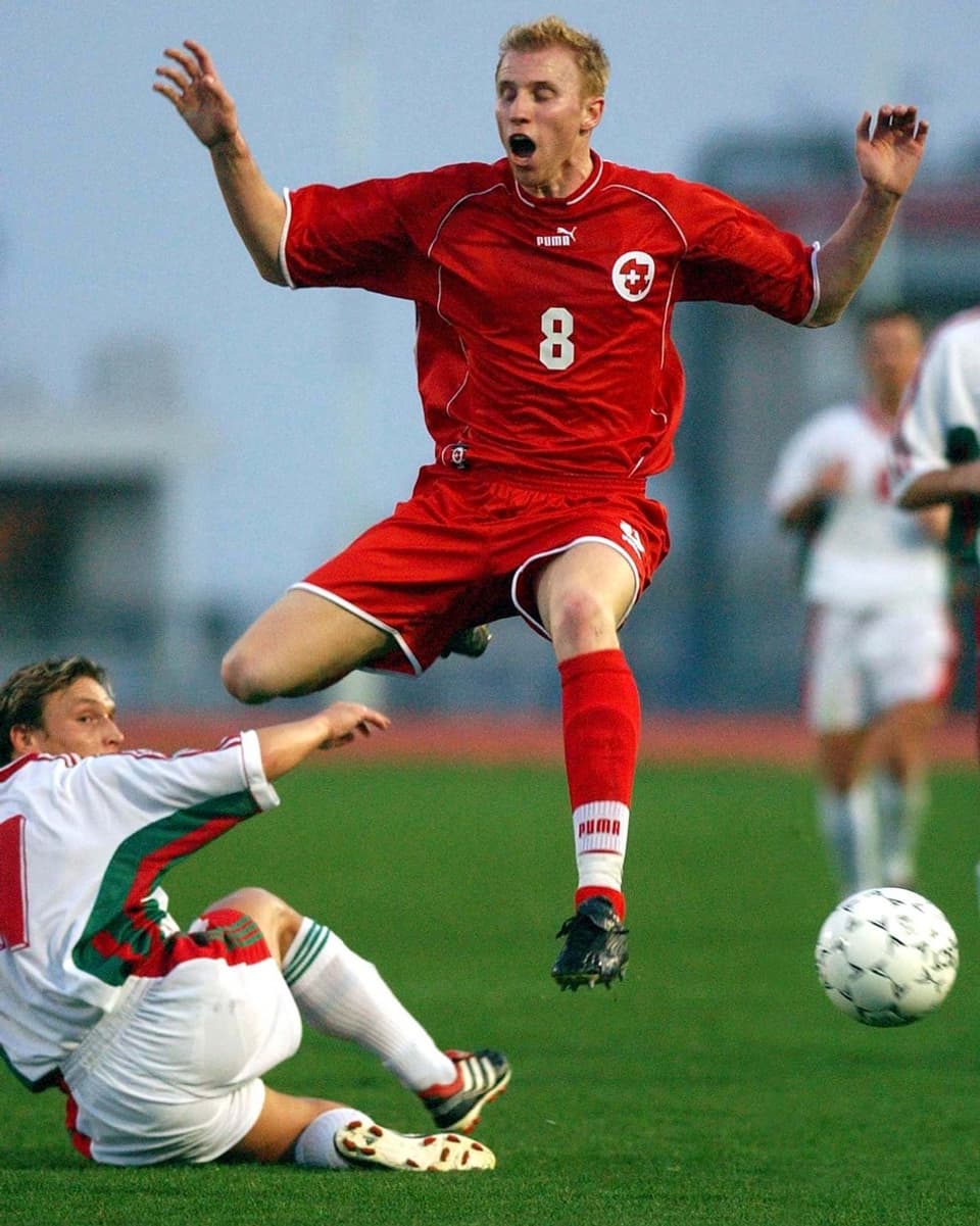 Ludovic Magnin springt in einem Freunschaftsspiel 2002 auf Zypern über einen Ungarn-Spieler hinweg.