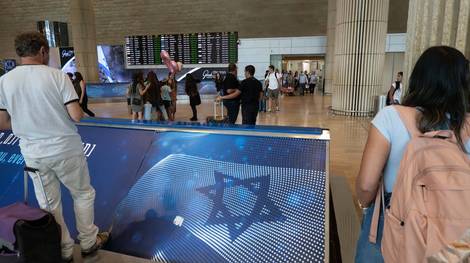 Passagiere kommen nach einem ausserplanmässigenErstflug aus Jeddah in Israel an. 