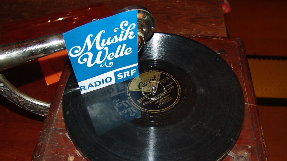 Logo SRF Musikwelle auf eine Schallplatte, die auf einem alten Grammophon liegt.