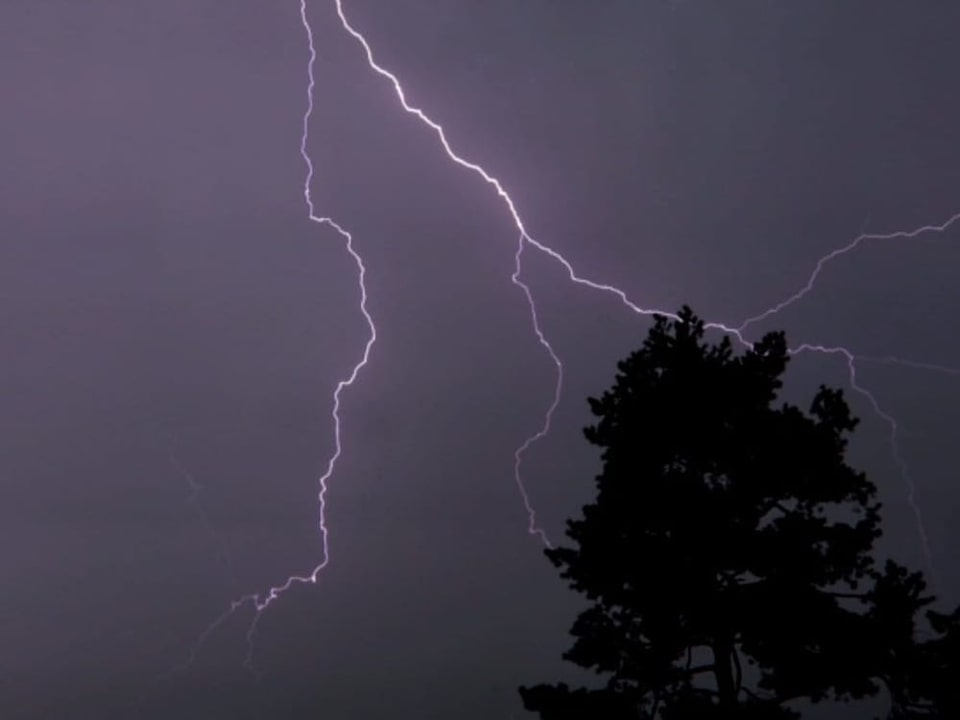 Dunkle Wolken und Blitze
