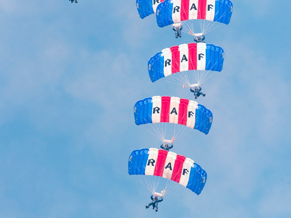 Acht Fallschirmspringer auf einmal: «RAF Falcons» der britischen Luftstreitkräfte.