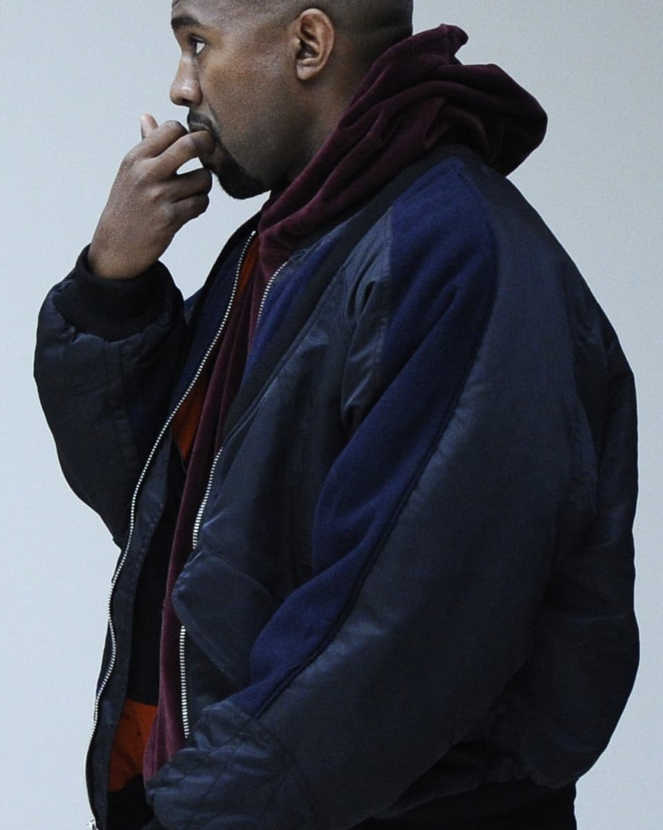 Kanye West trägt Bomberjacke
