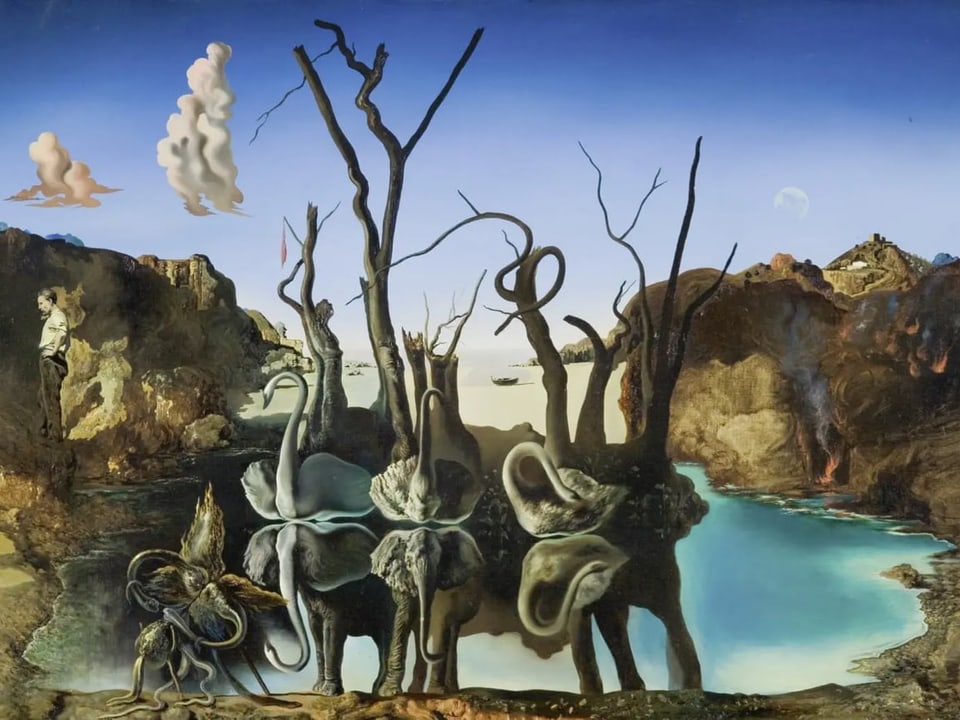 Bild mit See-Landschaft, drei Schwäne auf See. Im Spiegelbild sind Elefanten zu sehen.