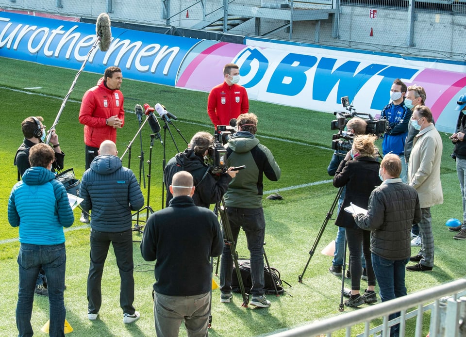 LASK-Coach Valérien Ismael (links) beim Trainingsstart am 20. April.