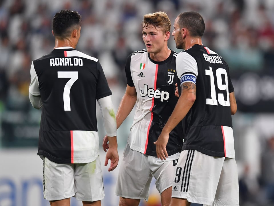 Cristiano Ronaldo diskutiert mit den Verteidigern Matthijs De Ligt und Leonardo Bonucci.