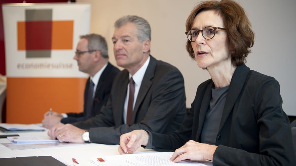 Rühl sitzt mit Economiesuisse-Präsident Felix Karrer an einem Tisch.