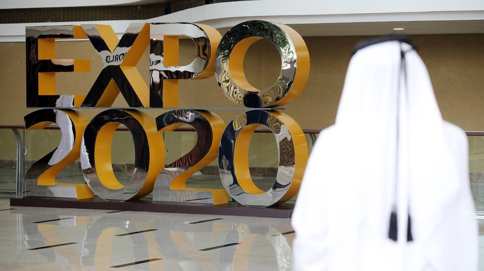 Schriftzug Expo 2020 am Flughafen von Dubai