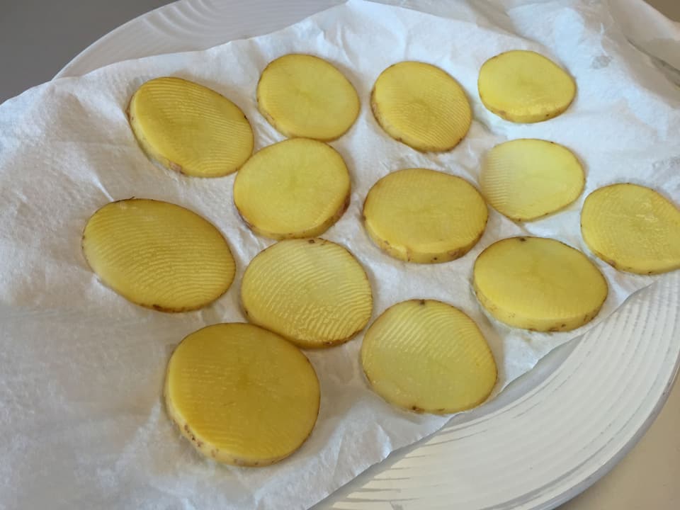Kartoffeln auf Haushaltspapier ausgelegt.