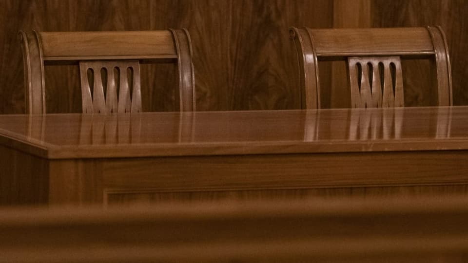 Zwei Stühle aus dem Saal des Gemeinderats von La-Chaux-de-Fonds.