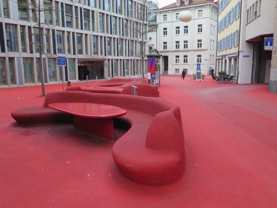 Der rote Platz wirkt besonders im Winter dreckig. 