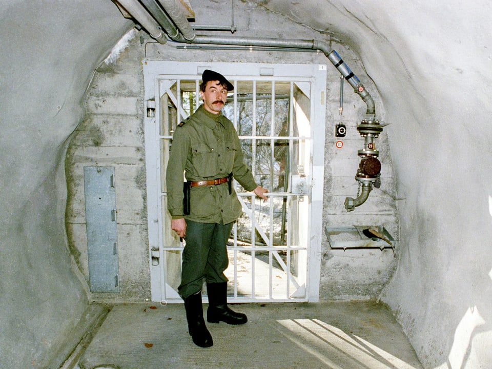 Soldat in Bunker.