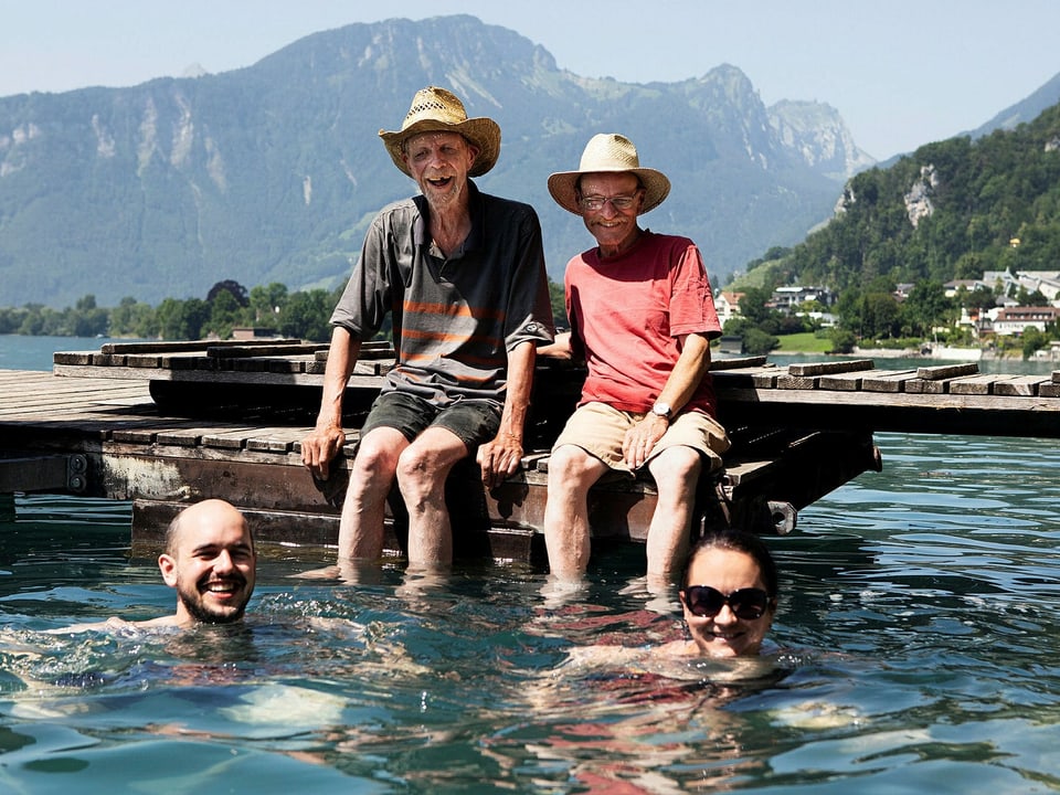 Die Protagonisten am Walensee, Corina und Renato im Wasser, Niggi und Markus sitzen auf dem Steg.