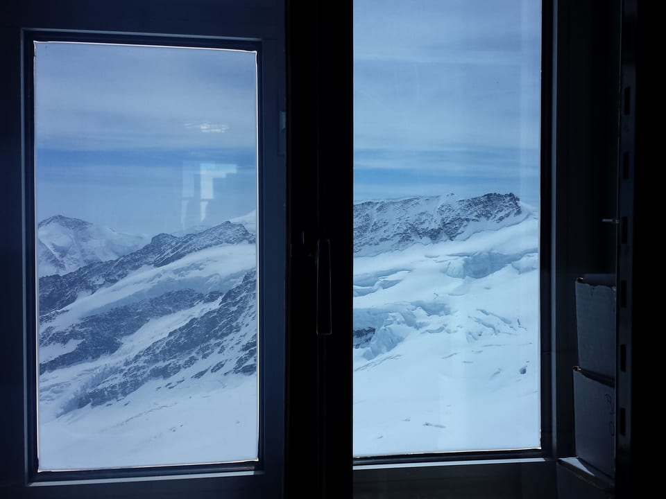 Blick aus dem Fenster des Labors auf dem Jungfraujoch auf die Berge.