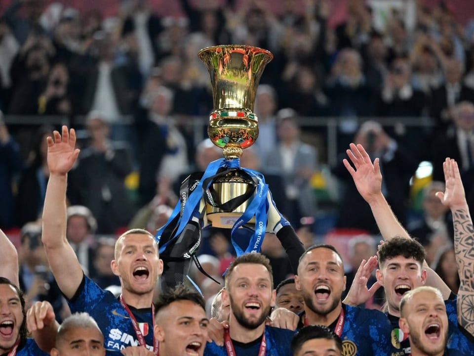 11-jähriges Warten auf diesen Pokal Inter-Spieler mit Cup-Trophäe
