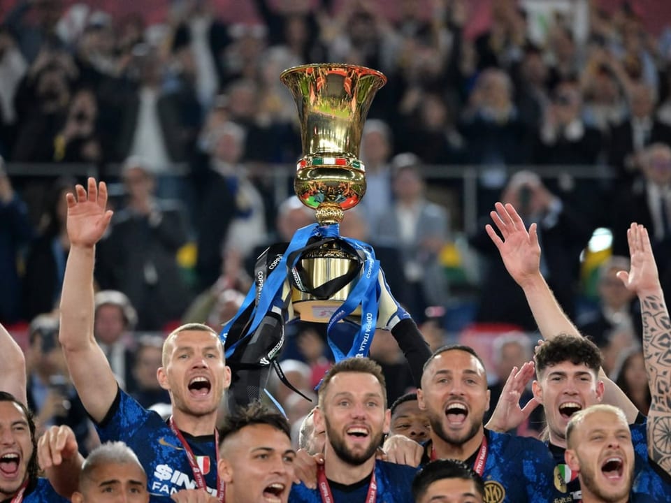 Inter-Spieler mit Cup-Trophäe