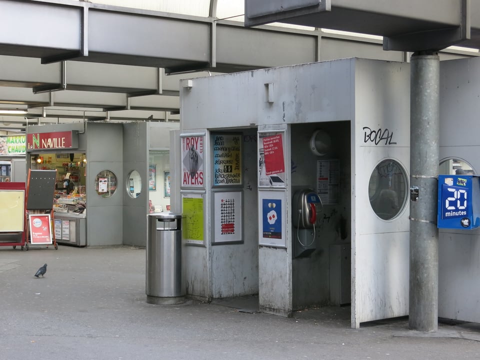 Zwei veraltete Telefonkabinen auf dem Bahnhofplatz.