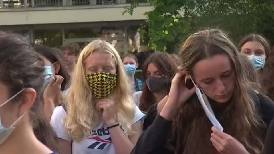 Schülerinnen des Gymnasiums Neufeld in Bern mit Masken.