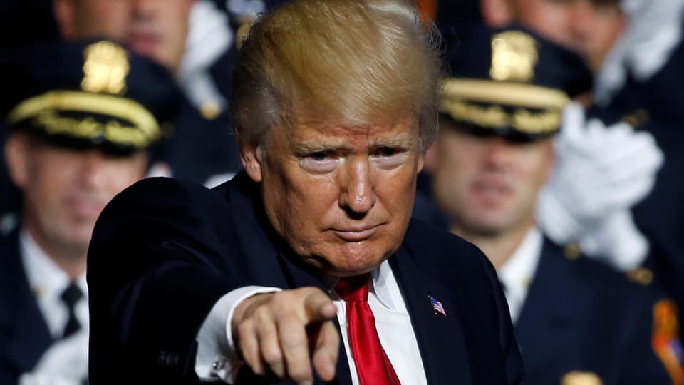 Donald Trump zeigt mit dem Finger in die Kamera