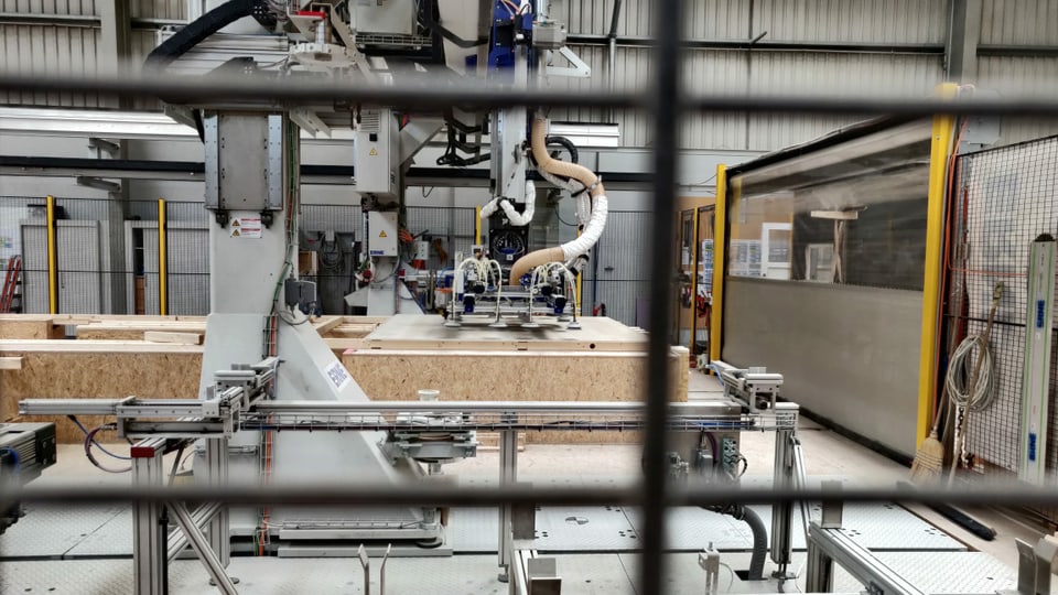 Ein Roboter produziert Fertigelemente