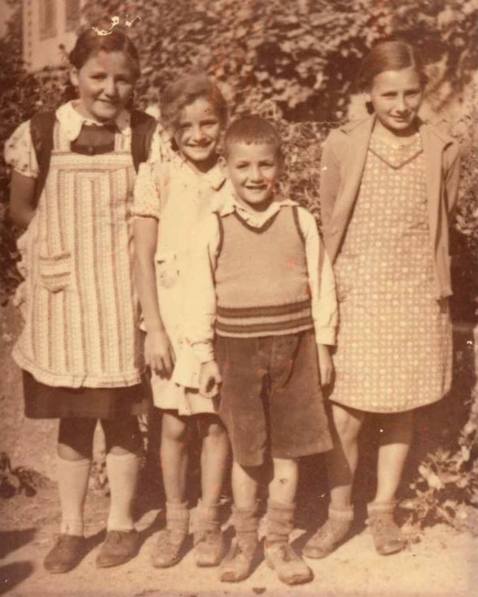 Aufnahme von Ruth Walther (2. von links) zusammen mit ihren Geschwistern auf Buchberg, 1940.