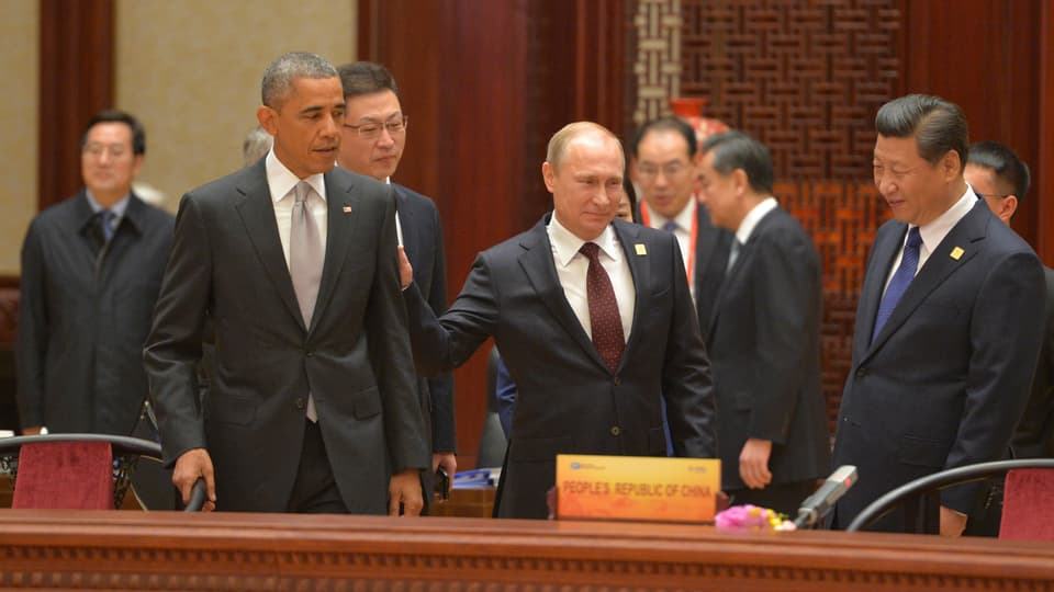 Putin (Mitte) klopft Obama (links) auf die Schulter