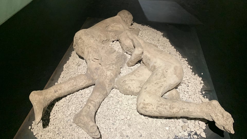 Gipsabgüsse von zwei Opfern des Vulkanausbruchs von Pompeji.