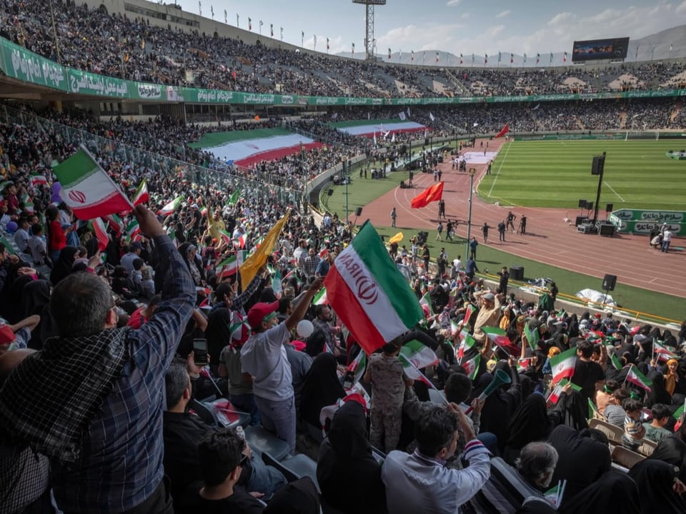 Fans im Stadion mit Fahnen