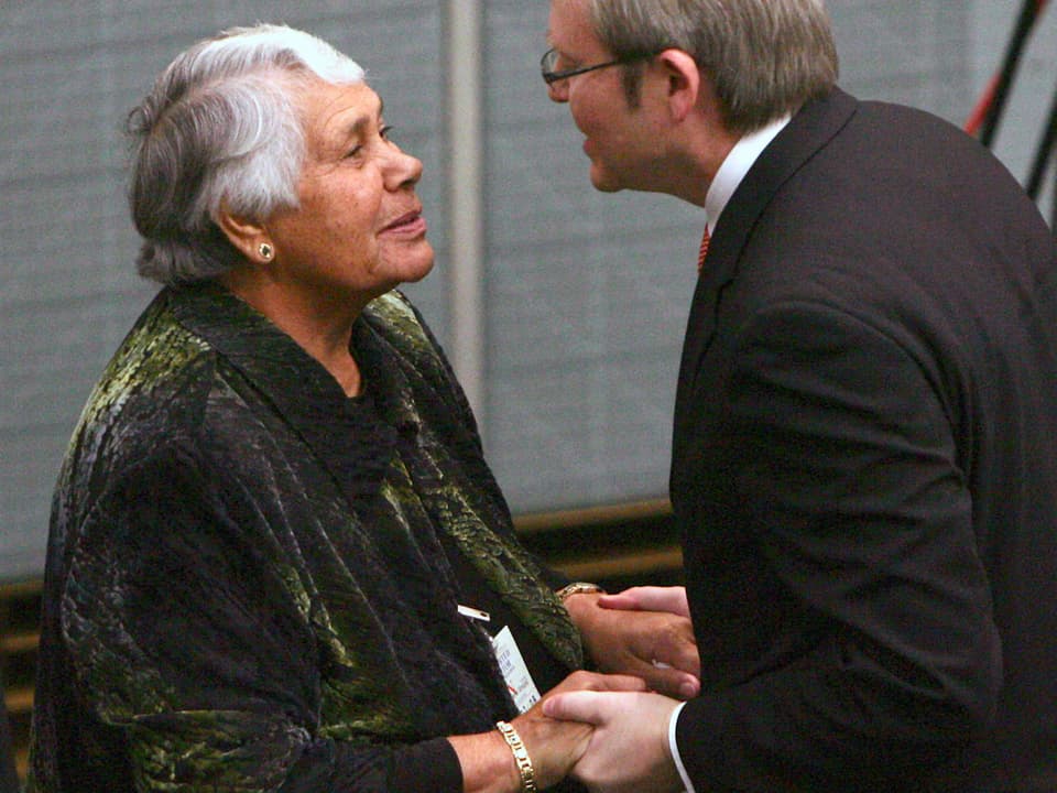 Ex-Premierminister Kevin Rudd schüttelt einer Aborigine-Frau die Hand.