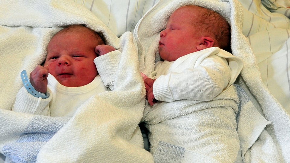 Zwei Neugeborene.