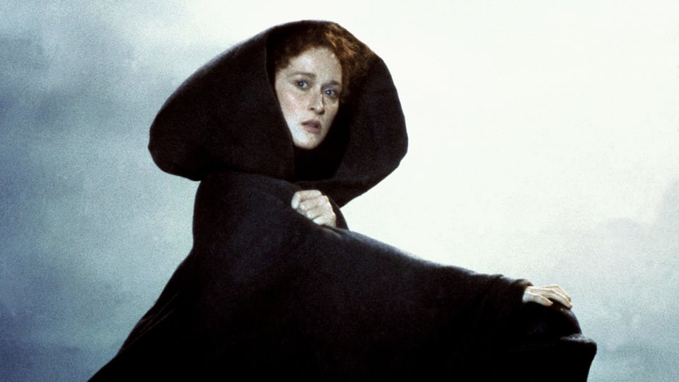 Meryl Streep blickt in die Ferne und trägt ein schwarzes Gewand.