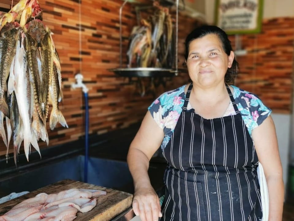 Elena in der Küche mit dem Fisch.