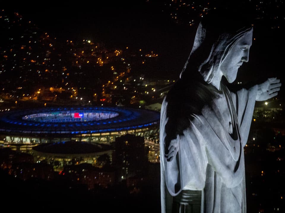 Der Cristo Redentor und das Olympiastadion im Hintergrund 
