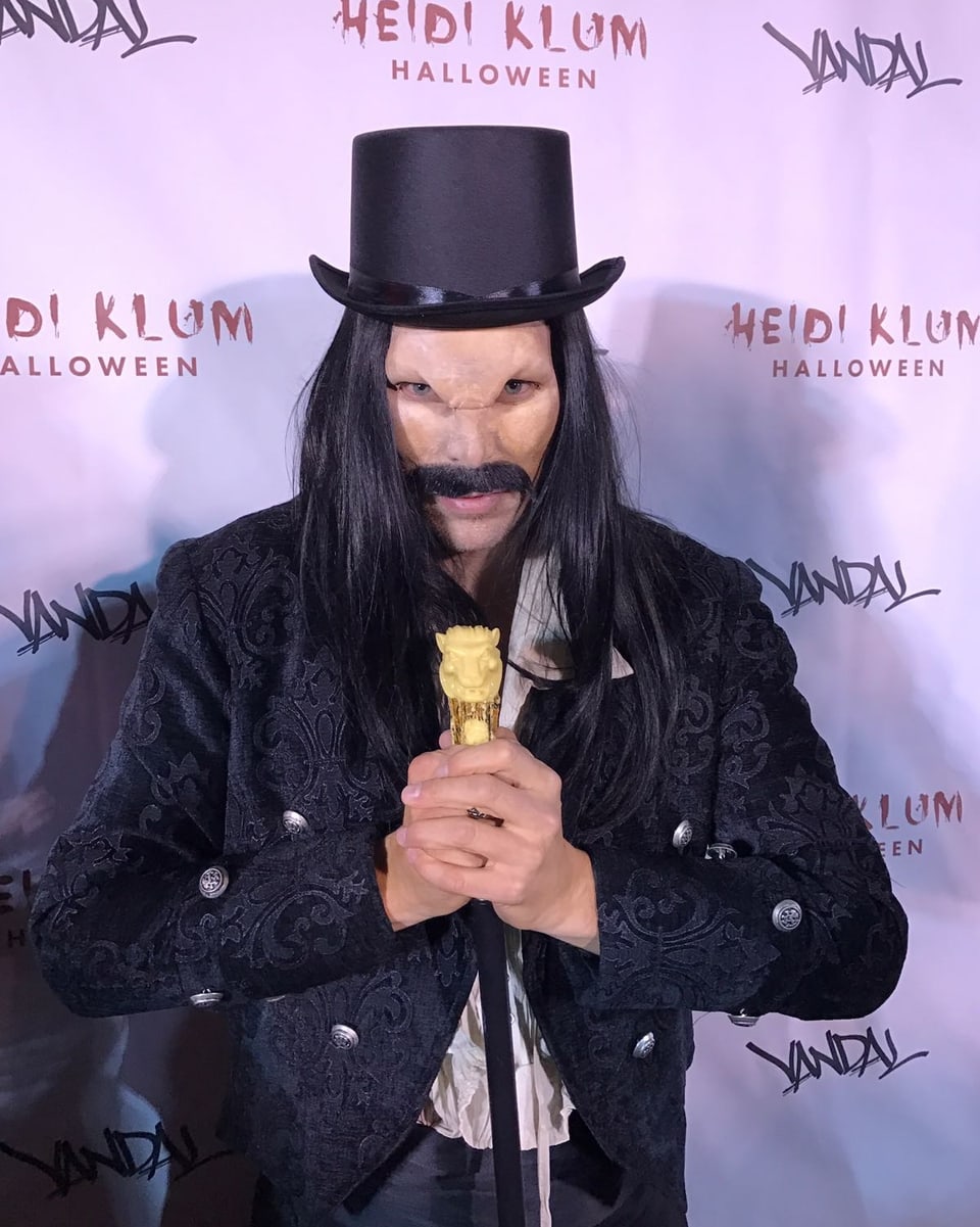 Reto Hanselmann posiert als Graf Dracula vor der Fotowand der Halloween-Party von Heidi Klum