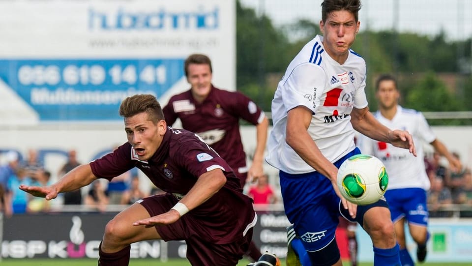 Alban Pnishi vom FC Wohlen erkämpft sich den Ball