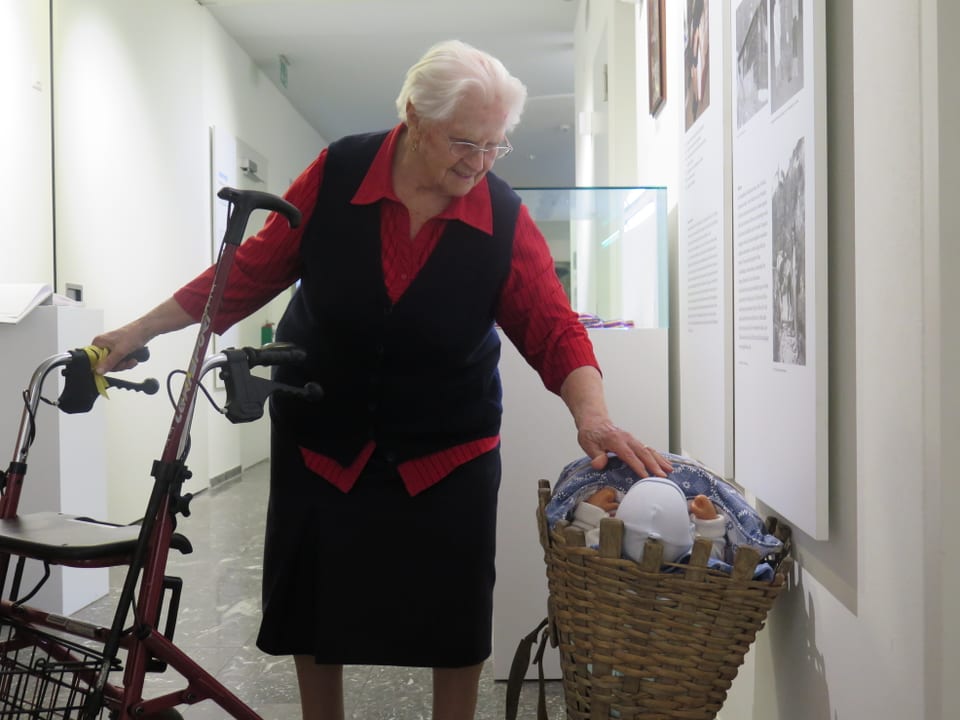 Helen Abgottspon (90)  zeigt eine «Tschiffra», mit der sie früher kleine Kinder transportiert hat. 