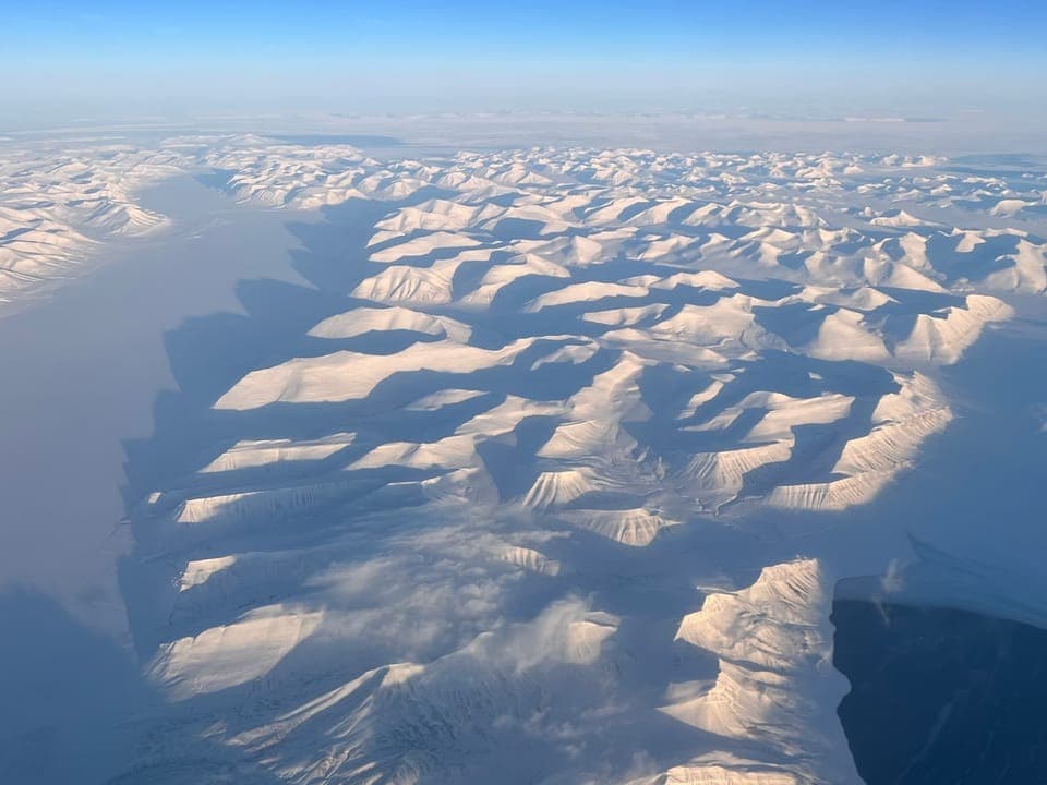 Luftaufnahme von oben, weisse, gerippte Hügel bis zum Horizont, blauer Himmel