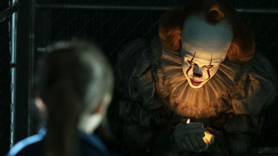 Filmszene: Grusliger Clown spricht mit einem Kind