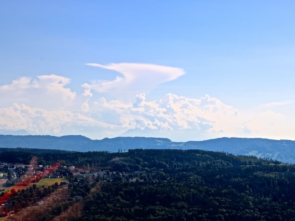 Blick vom Kanton Züricb Richtung Alpen mit den ersten grösseren Quellwolken.