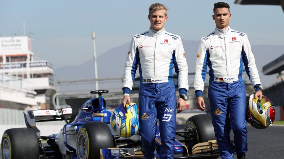 Marcus Ericsson und Pascal Wehrlein (neu) vor dem neuen Sauber C36. 